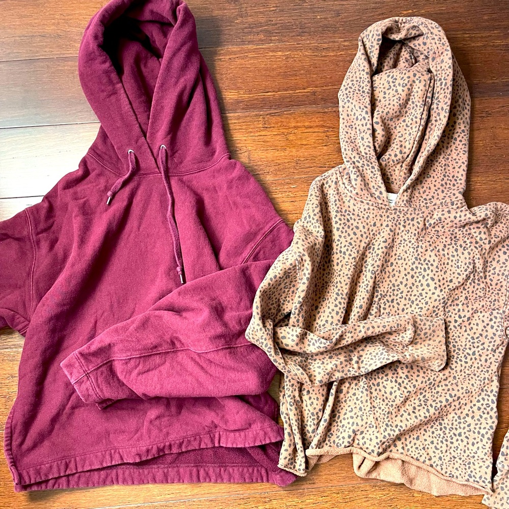 2 pieces of woman XS hoodies bundle from Abercrombie and Uniqlo